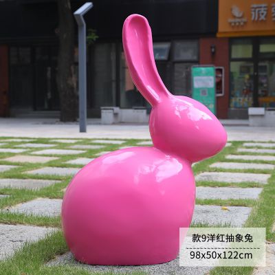 街道一只粉色玻璃钢兔子雕塑