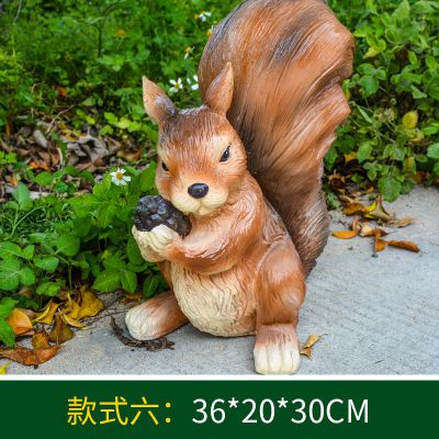 幼儿园一只抱着松子的玻璃钢松鼠雕塑 (2)