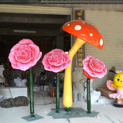 户外玻璃钢彩绘蘑菇玫瑰花雕塑
