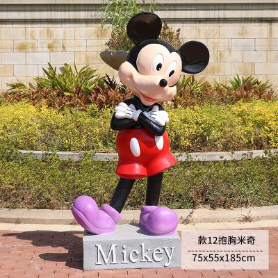 商场店铺一只抱胸的玻璃钢米老鼠雕塑