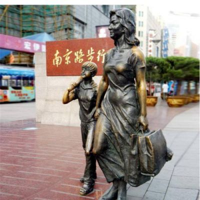 步行街摆放铸铜母子逛街情景小品雕塑