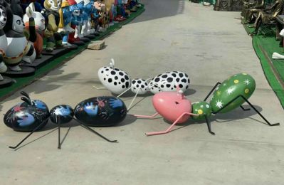 幼儿园爬行卡通玻璃钢蚂蚁雕塑