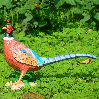 公园里摆放着一只长尾巴的玻璃钢彩绘鸡雕塑
