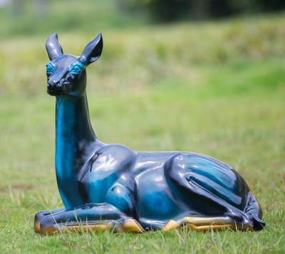 公园草坪上卧着的树脂彩绘梅花鹿雕塑