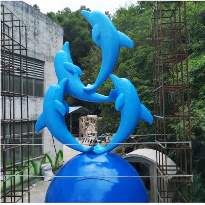 景区四只球上表演的蓝色不锈钢海豚雕塑
