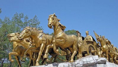 博物馆广场仿古漆金黄铜马车雕塑
