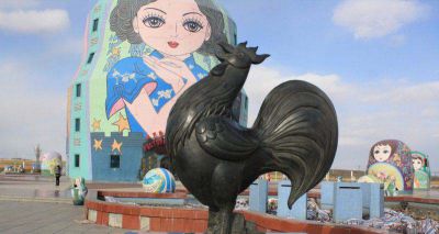 广场摆放青石石雕创意鸡雕塑