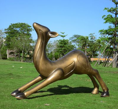 户外草坪铜雕创意一只伸懒腰的梅花鹿雕塑