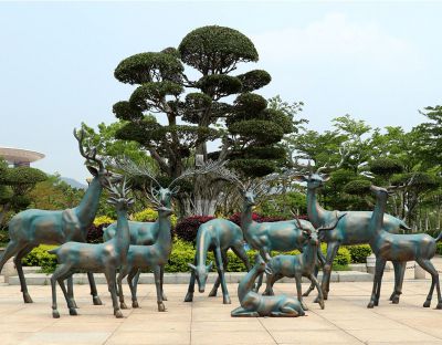 公园景区创意一群玻璃钢彩绘鹿雕塑