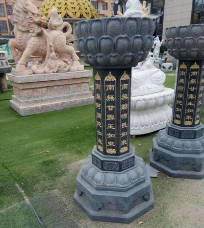 佛教寺院大殿两侧摆放青石出食台雕塑
