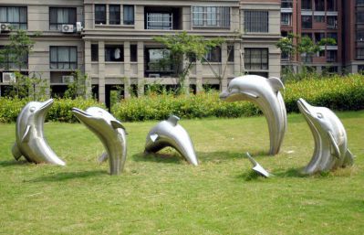 别墅一群跳动的不锈钢海豚雕塑