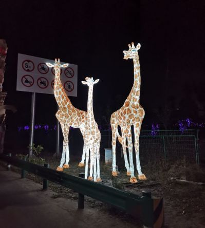 玻璃钢卡通园林户外镂空照明长颈鹿雕塑