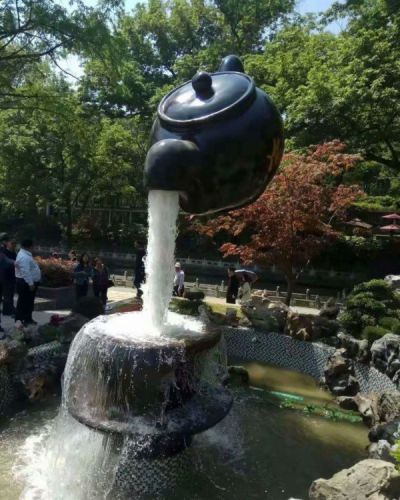 大型园林广场玻璃钢仿真悬空流水茶壶喷泉雕塑