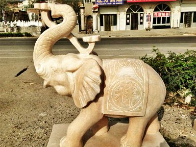 公园景区晚霞红石雕大象雕塑