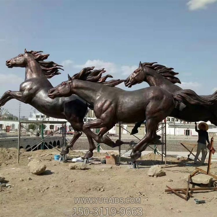 广场摆放黄铜铸造大型奔跑的马动物景观雕塑