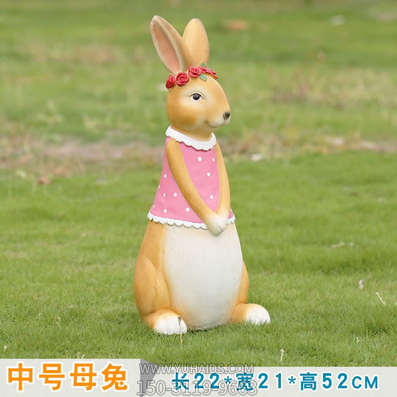 树林一只粉色衣服树脂兔子雕塑