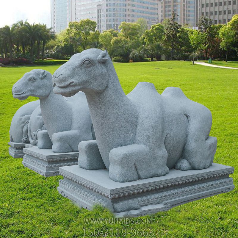 草地公园摆放的坐着的青石石雕抽象骆驼雕塑