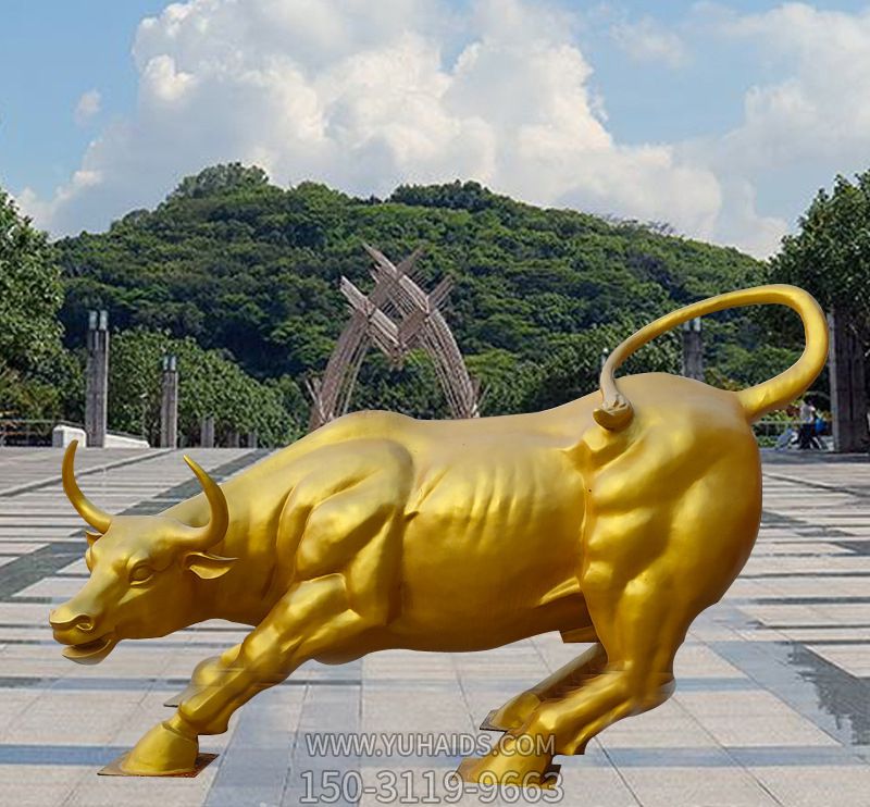 园林里摆放的金色的歪头的玻璃钢喷漆华尔街牛雕塑