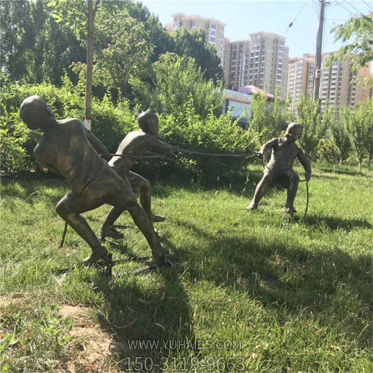 公园草地摆放玻璃钢仿铜童趣儿童拔河小品雕塑