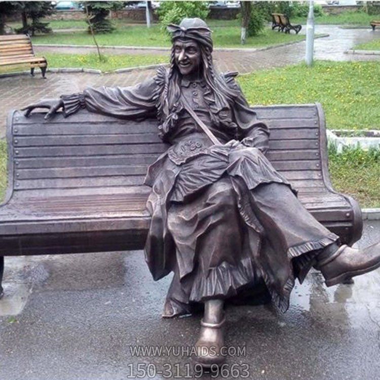 公园户外铜雕坐在长椅上的西方人物雕塑