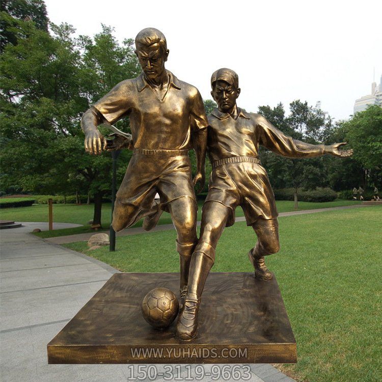 户外公园踢足球的人物景观摆件雕塑
