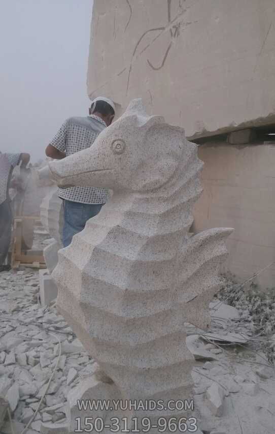 公园里摆放的砂石石雕创意海马雕塑