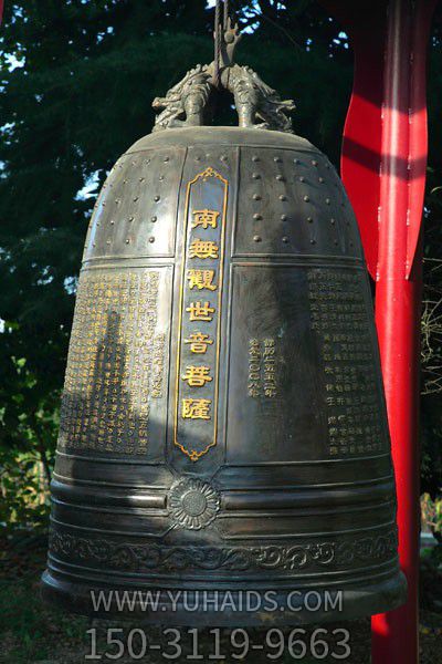 篆刻佛教铭文的铜佛钟雕塑
