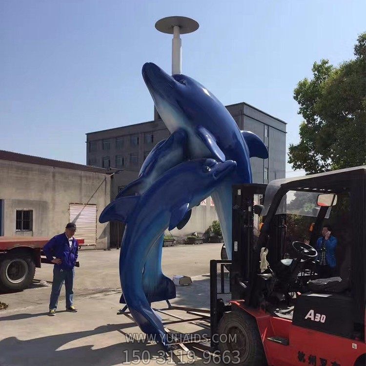 海洋馆摆放大型玻璃钢喷漆卡通海豚雕像雕塑