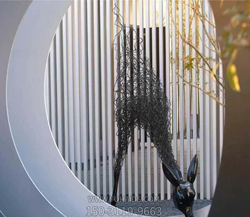 不锈钢抽象低头的鹿头黑色长颈鹿雕塑