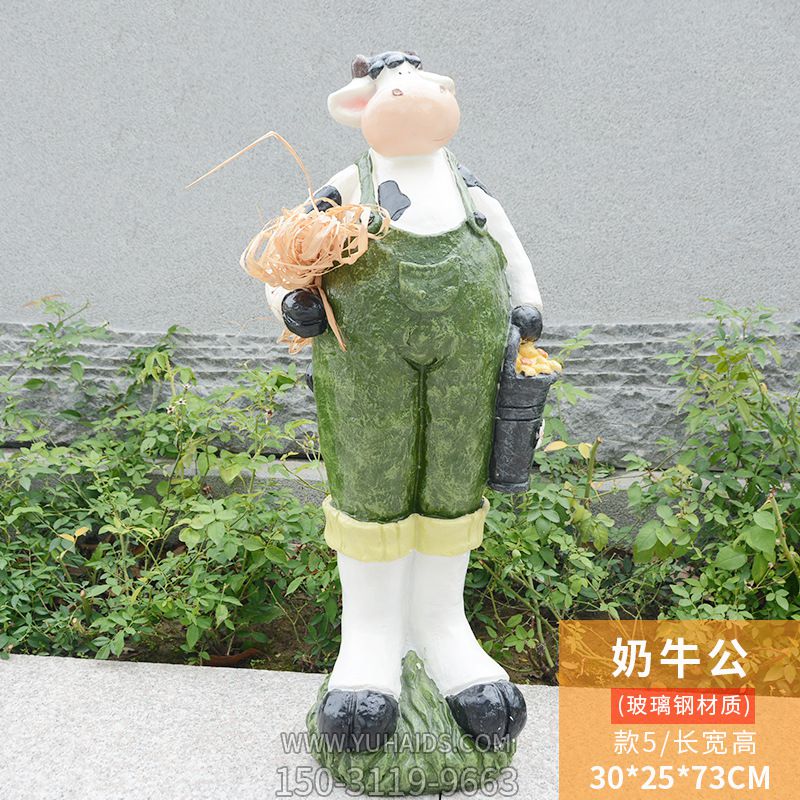 城市街道站立一只劳动的玻璃钢牛雕塑
