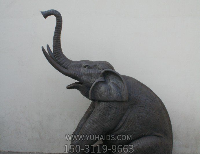 公园户外一只卧着的铜雕大象雕塑