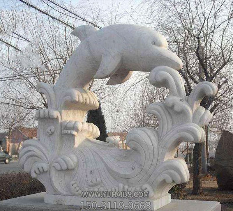 街边公园一只大号石雕水花上的海豚雕塑