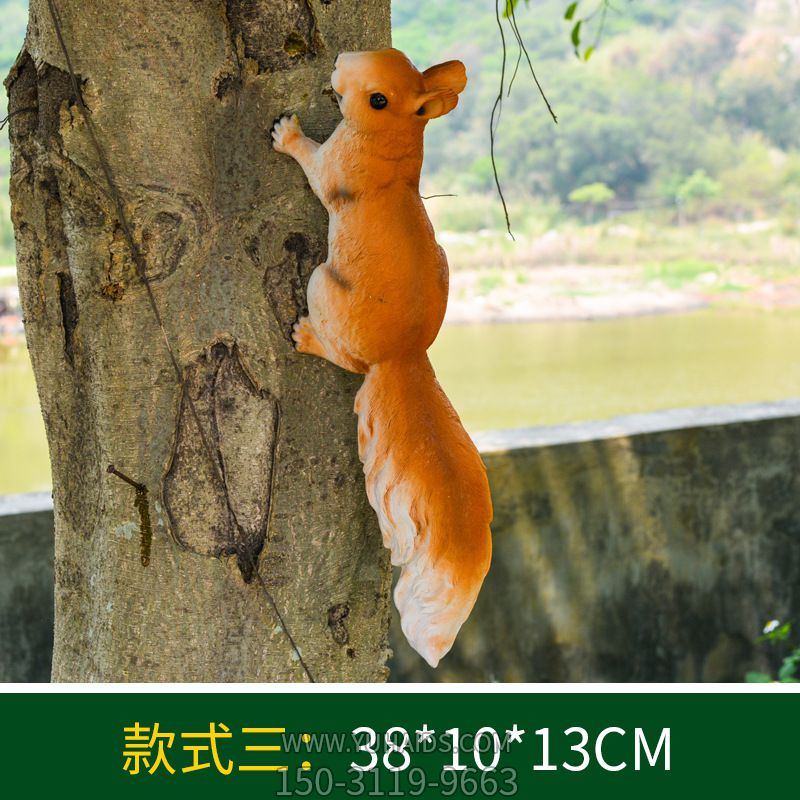 动物园一只爬树的玻璃钢松鼠雕塑