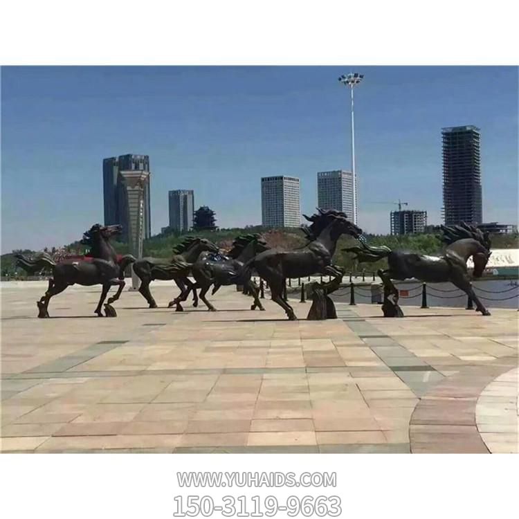 广场摆放青铜铸造奔腾马动物景观雕塑