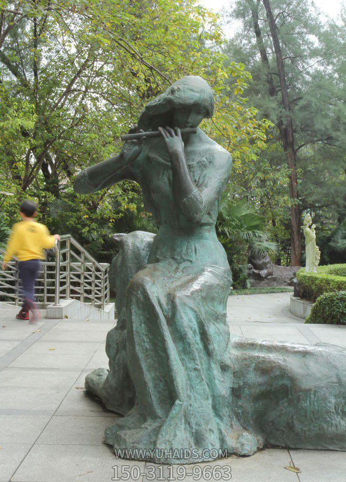 公园坐着吹笛子的女孩人物铜雕吹奏到时雕塑
