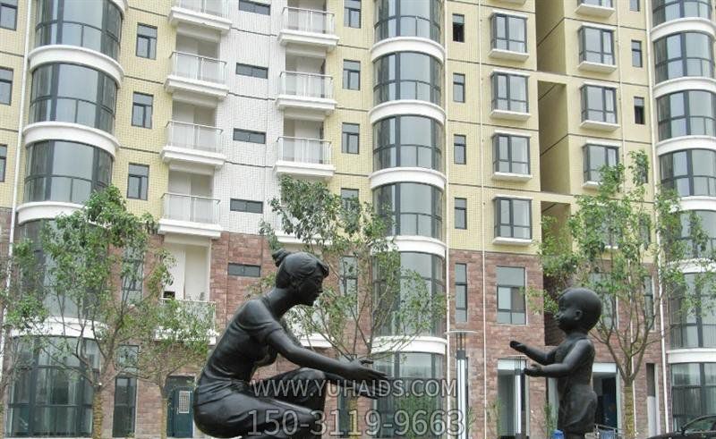 小区妈妈带孩子人物铜雕儿童雕塑