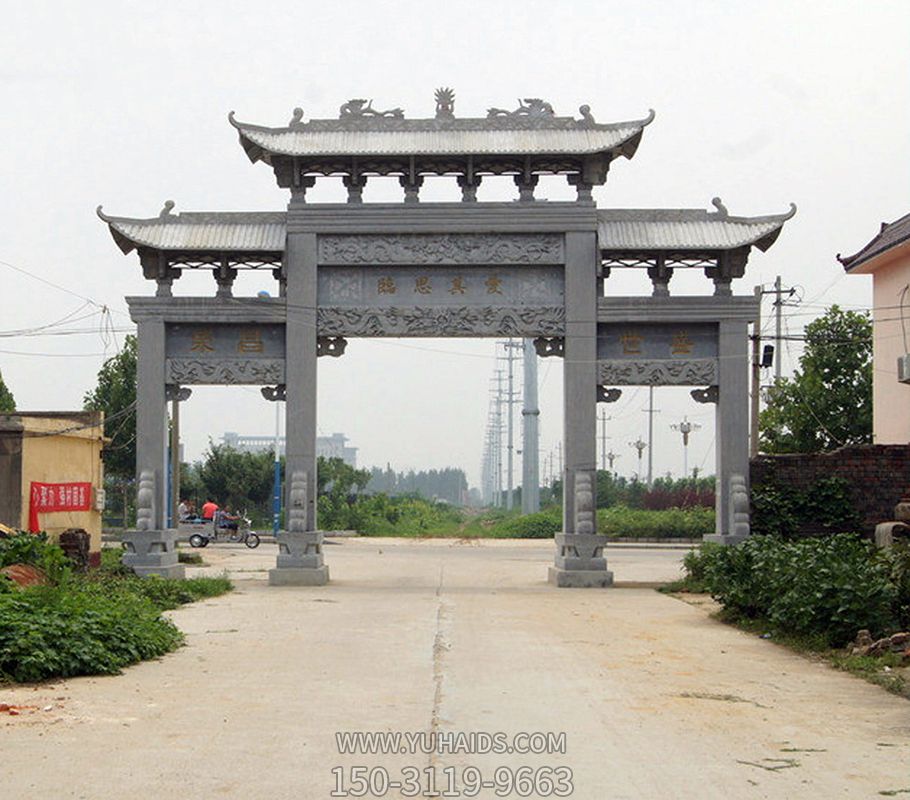村口前摆放青石仿古门楼牌坊雕塑