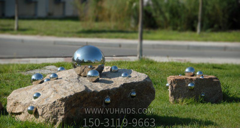 公园草坪创意抽象不锈钢镜面大小不同的球体雕塑