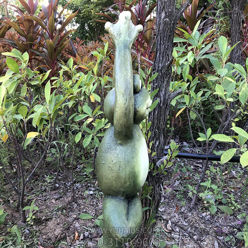 公园单腿站的玻璃钢青蛙雕塑