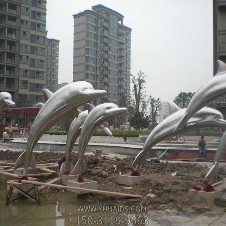 酒店别墅不锈钢镜面喷泉水景中的海豚摆件雕塑