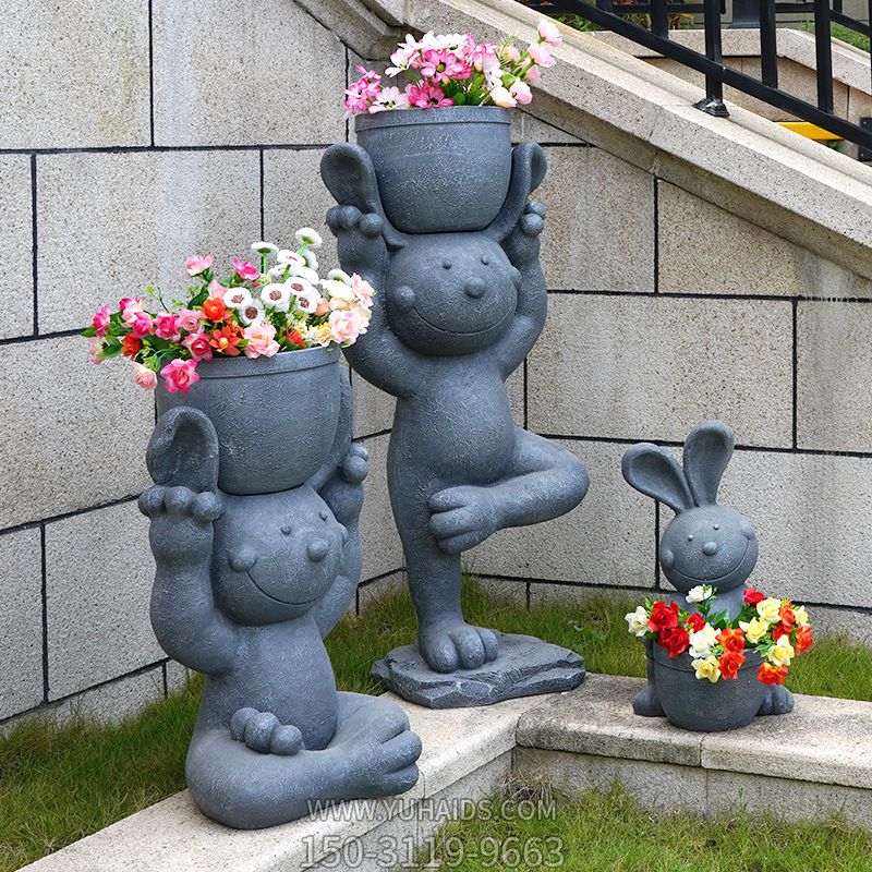 景区石雕头顶花盆练瑜伽的兔子雕塑