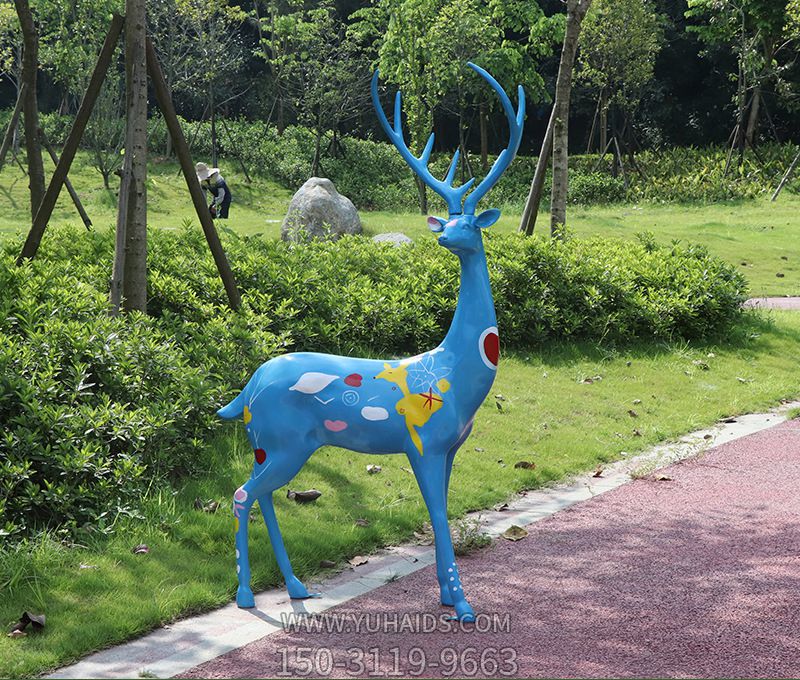 城市广场创意玻璃钢彩绘蓝色鹿雕塑