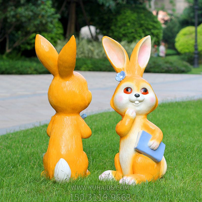 室内两只黄色树脂兔子雕塑