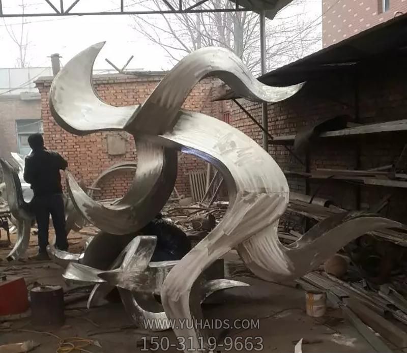 景区不锈钢跑步人物抽象雕塑