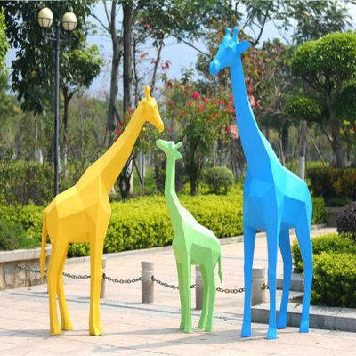 公园广场玻璃钢大型彩绘几何切面一家三口长颈鹿雕塑