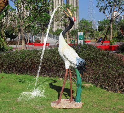 公园创意喷漆玻璃流水的丹顶鹤雕塑