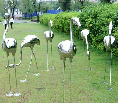 草坪一群散步的不锈钢火烈鸟雕塑