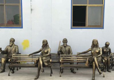 广场铜雕座椅上休息的户外园林景观美女雕塑