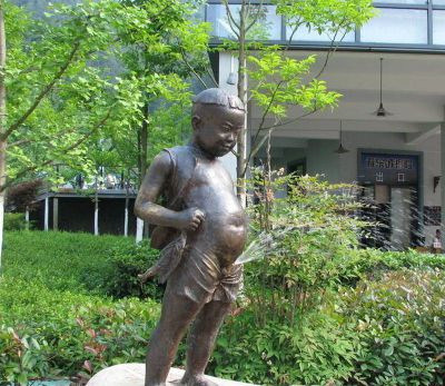 公园铜雕站着撒尿的小男孩人物景观儿童雕塑