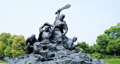 景区铜雕冲锋的红军雕塑